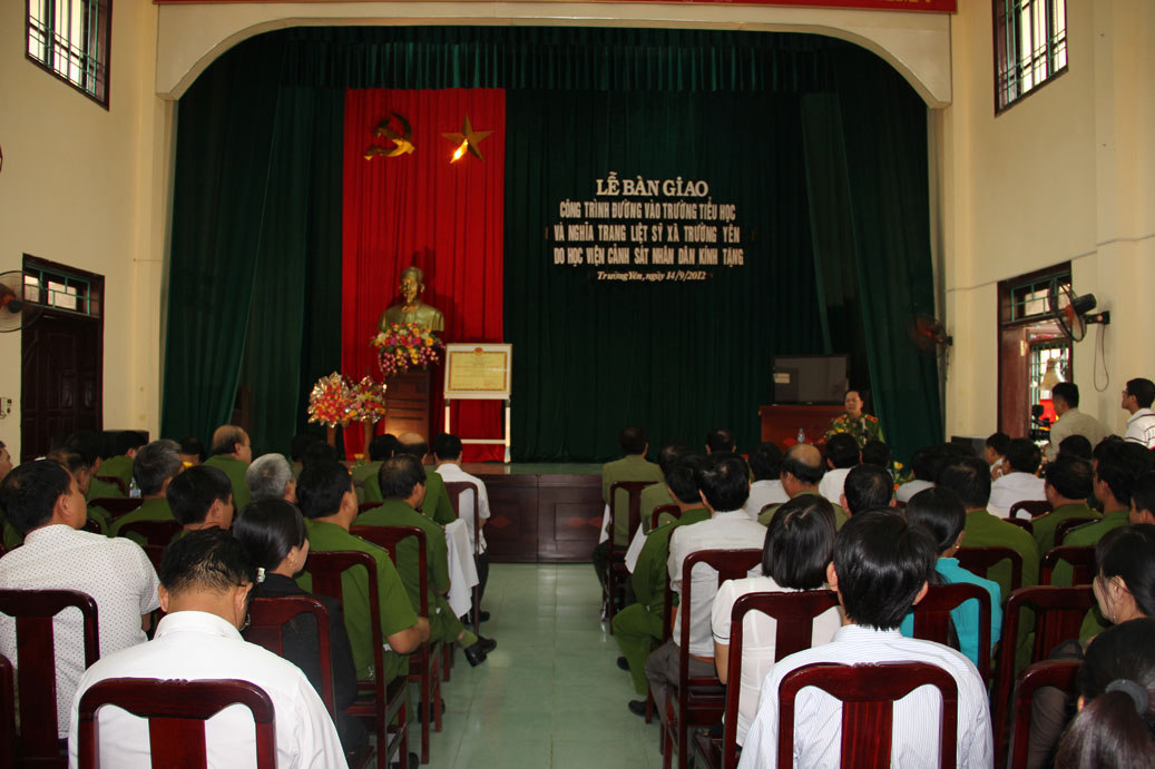 Hình ảnh lễ bàn giao bàn giao đường dân sinh cho nhân dân xã Trường Yên, huyện Hoa Lư, tỉnh Ninh Bình
